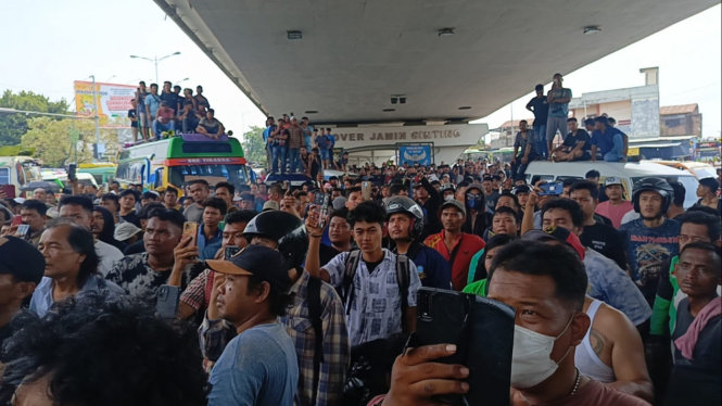 Aksi protes penolakan penertiban pool bus di Jalan Jamin Ginting tepat dibawah flyover.