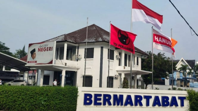 Bendera PDIP dan Hanura berkibar di posko kemenangan Edy Rahmayadi Jalan Jenderal Sudirman, Kota Medan.