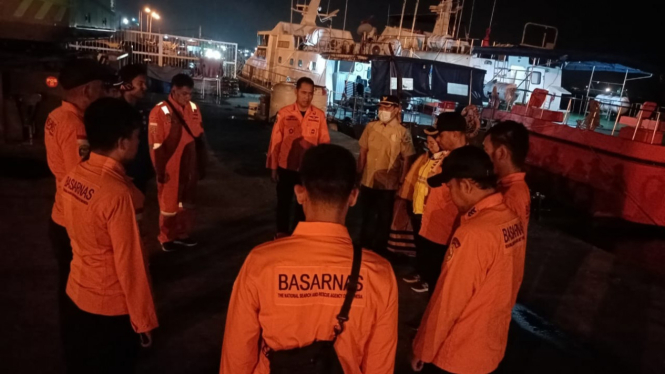 Tim SAR Gabungan mengevakuasi korban kapal tenggelam yang mengangkut PMI di perairan Selat Malaka.