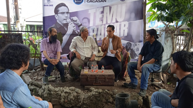 Bacalon Wali Kota Medan, Rico Waas berdiskusi dengan pegiat seni dan literasi di Medan.