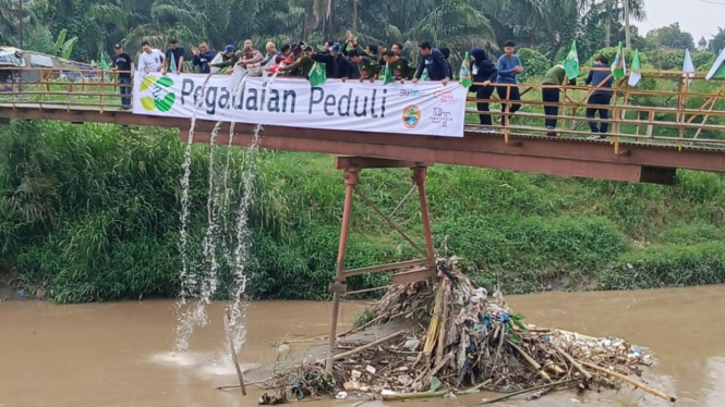 Pegadaian Peduli aksi bersih Sungai Deli di Jalan Datuk Rubiah Kelurahan Rengas Pulau Kecamatan Medan Marelan.