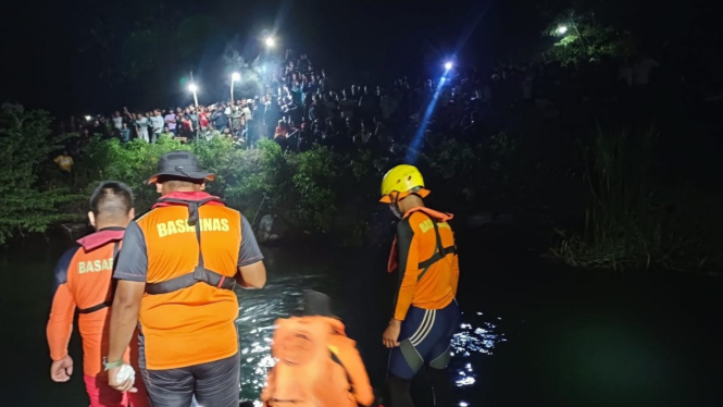 Tim Basarnas mengevakuasi korban yang terjun ke perairan Danau Toba.