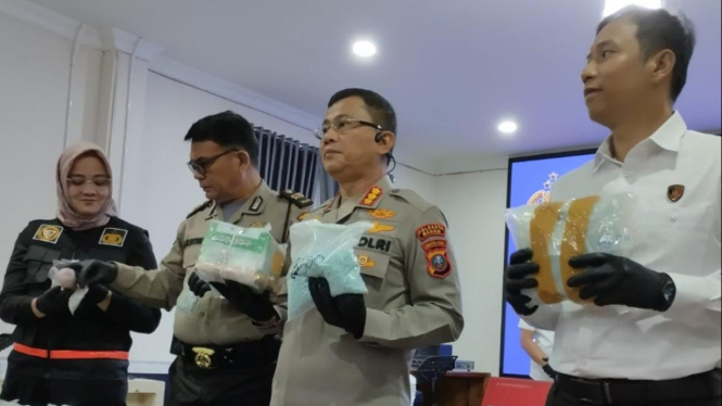 Kapolrestabes Medan, Kombes Pol Teddy John Sahala Marbun menunjukkan barang bukti pengungkapan narkoba.