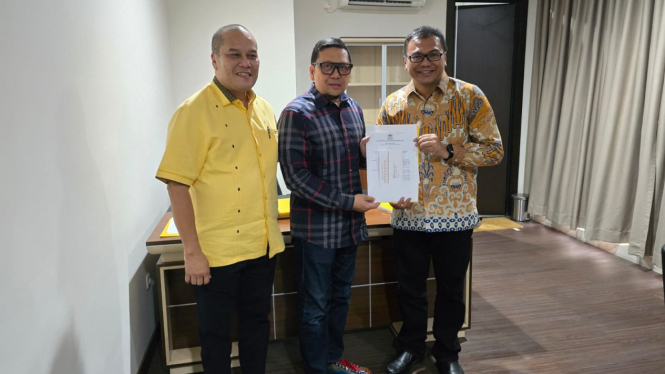 Bacalon Bupati Deliserdang, dr Asri Ludin Tambunan menerima surat rekomendasi dari DPP Partai Golkar.