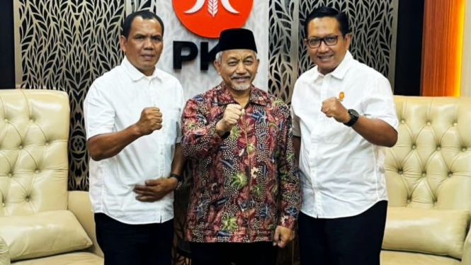 Presiden PKS, Ahmad Syaikhu foto bersama Bacalon Wali Kota dan Wakil Wali Kota Binjai, Zainudin Purba - Hendro Susanto, usai menyerahkan surat SK tugas maju di Pilkada Binjai 2024.