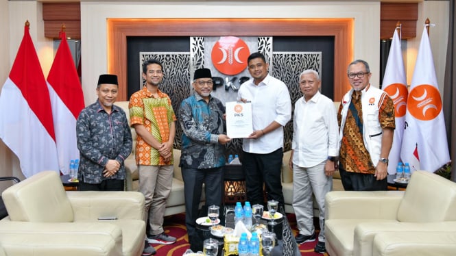 Presiden PKS, Ahmad Syaikhu saat menyerahkan berkas dukungan kepada Bacalon Gubernur dan Wakil Gubernur Sumut, Bobby Nasution - Surya di Kantor DPP PKS.