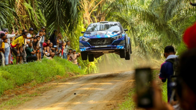 Pereli menjajal lintasan Rambung Sialang pada Sumatera Utara Rally 2024.