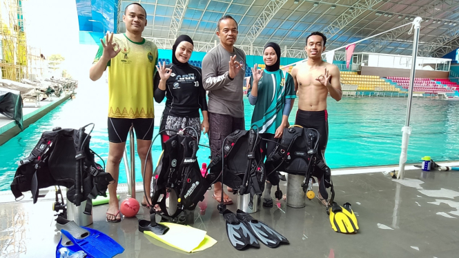 Atlet Sumut selam laut bersama pelatih, Iwan Krisnawan (tengah) latihan persiapan PON 2024 di Kolam Renang Selayang.