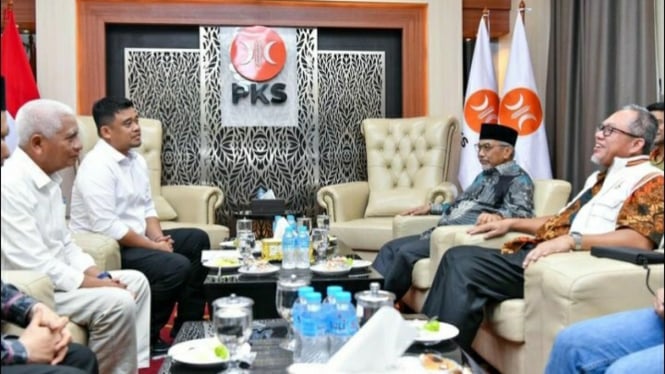 Presiden PKS, Ahmad Syaikhu bersama paslon Gubernur dan Wakil Gubernur Sumut, Bobby Nasution - Surya.