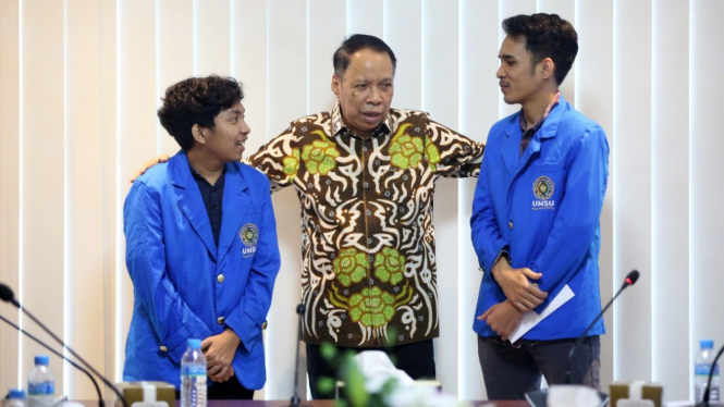 Rektor UMSU, Prof Agussani bersama 2 mahasiswa UMSU berangkat ke Thailand dan Ceko.