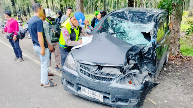 Kondisi mobil yang menabrak sepeda motor tewaskan 3 orang di Sergai.