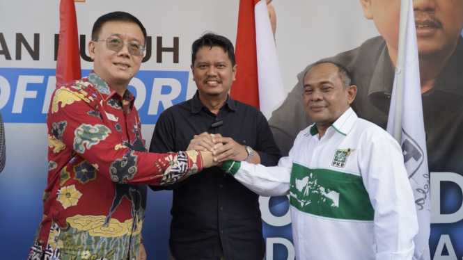 Bacalon Wali Kota Medan, Prof Ridha Dharmajaya bersama Ketua DPC PDIP Medan, Hasyim SE dan Wakil Ketua DPC PKB Medan, Chairuddin Lubis.