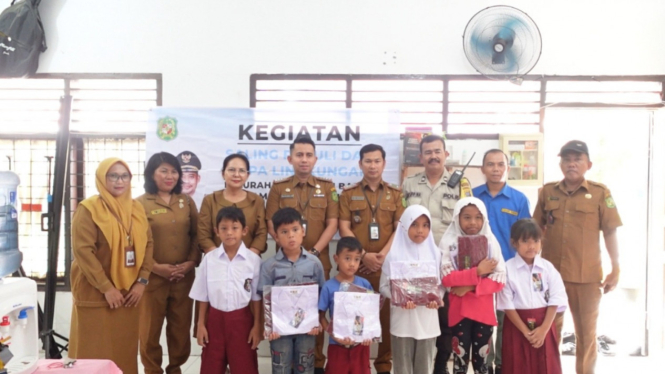 Camat dan Lurah Teladan Barat bantu murid kurang mampu di SD Negeri 06030.