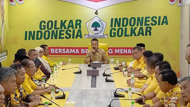 Ketua DPD Golkar Sumut, Musa Rajekshah saat memberikan surat rekomendasi dukungan partai Golkar kepada 10 pasangan bacalon Kepala Daerah di Sumut.