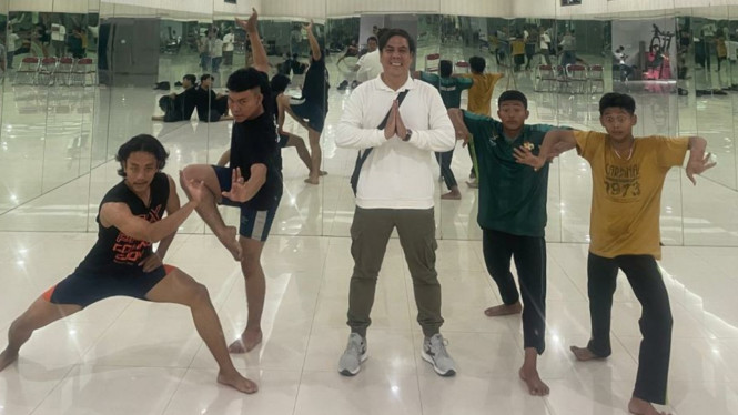 Wakil Ketua IODI Sumut yang juga pelatih tradisional, Agus Salim Samosir bersama atlet.