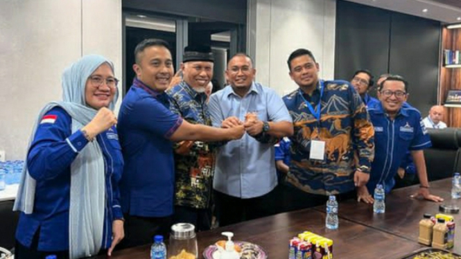 Bacalon Gubernur Sumut, Bobby Nasution bersama Politisi Gerindra, Andre Rosade dan Paslon Gubernur Sumbar, Mahyeldi - Vasco Ruseimy saat menerima dukungan Partai Demokrat.