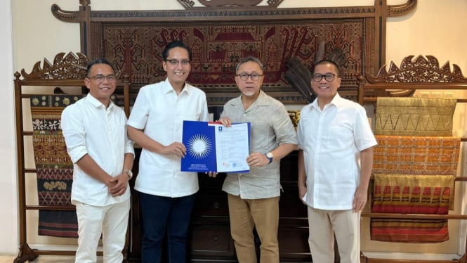 Ketua Umum PAN, Zulkifli Hasan menyerahkan surat rekomendasi dukungan kepada Rico Waas dan Zakiyuddin Harahap di Pilkada Medan 2024.