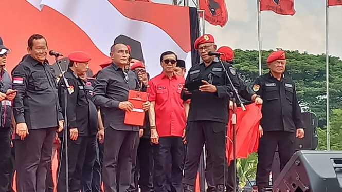 Ketua Bidang Kehormatan DPP PDI Perjuangan, Komaruddin Watobun menyerahkan surat rekomendasi dukungan DPP PDIP kepada Bacalon Gubernur Edy Rahmayadi.