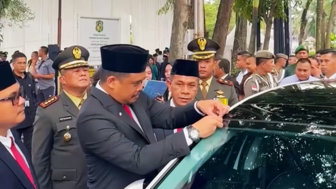 Wali Kota Medan, Bobby Nasution menempelkan stiker parkir berlangganan