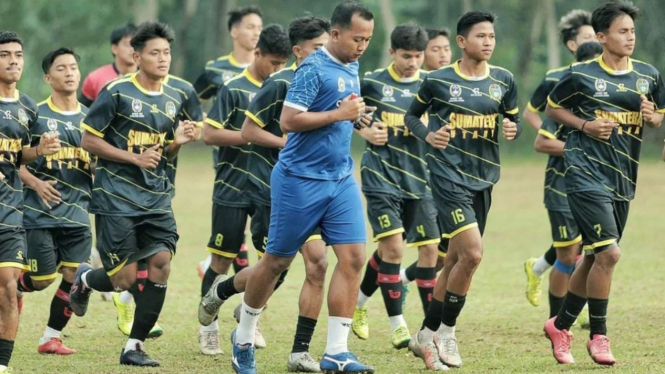 Tim sepakbola Sumut lakoni sesi latihan menjelang PON 2024.