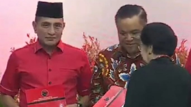 Bacalon Gubernur Sumut, Edy Rahmayadi menerima surat dukungan dari Ketua DPP PDI Perjuangan, Megawati Soekarnoputri.