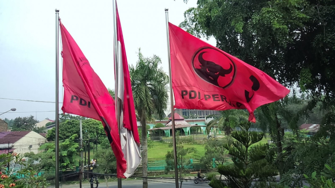 Bendera PDI Perjuangan di Kantor DPD PDIP Sumut.