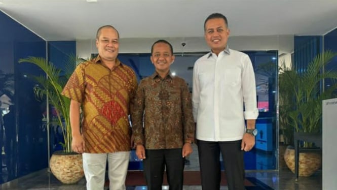 Ketua DPD Golkar Sumut, Musa Rajekshah bersama Menteri Investasi, Bahlil Lahadalia (tengah).