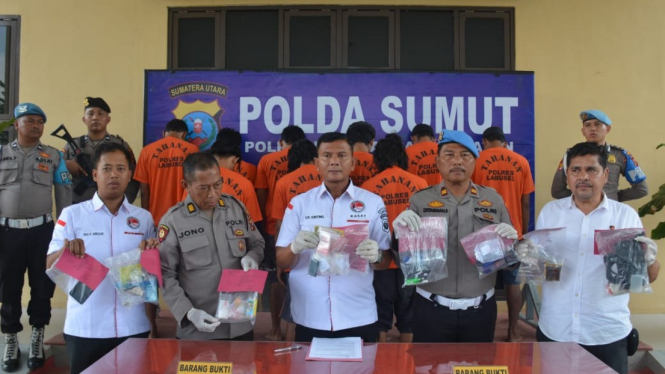 Kasat Reserse Narkoba Polres Labusel, AKP Endang R Ginting perlihatkan barang bukti hasil pengungkapan.