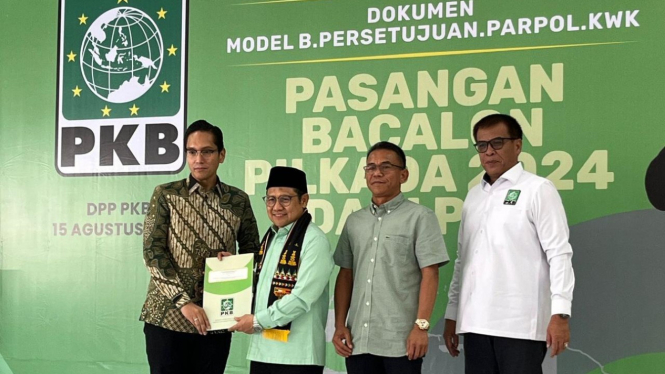 Ketua Umum PKB, Muhaimin Iskandar menyerahkan rekomendasi dukungan kepada Bacalon Wali Kota Medan, Rico Waas dan Zakiyuddin Harahap.