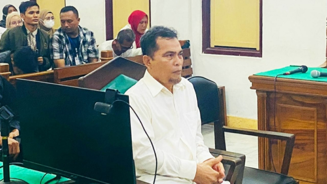 Mantan Kadinkes Sumut, Alwi Mujahit Hasibuan disidang di PN Medan.