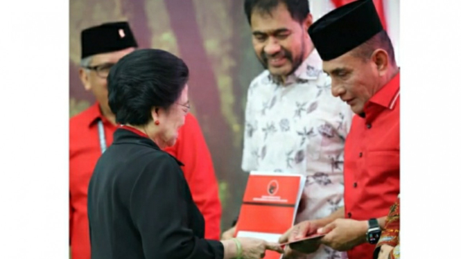 Ketua Umum DPP PDIP, Megawati Soekarnoputri menyerahkan surat dukungan kepada Bacalon Gubernur Sumut Edy Rahmayadi untuk maju Pilgub Sumut 2024.