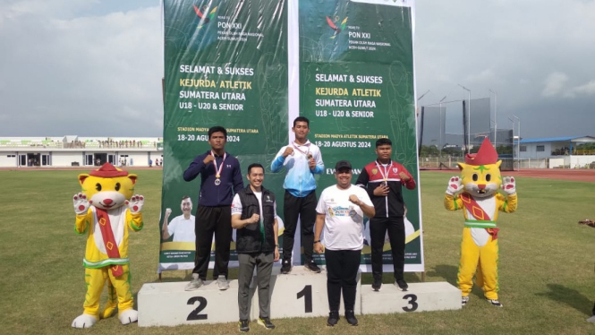 Ketua PASI Sumut, David Luther Lubis bersama juara di Kejurda Atletik Sumut.