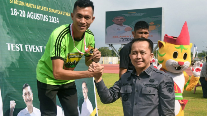 Pj Gubernur Sumut, Agus Fatoni menyerahkan medali kepada juara Kejurda Atletik Sumut.