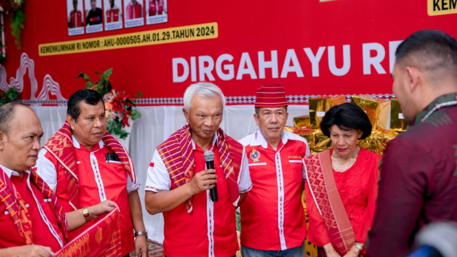 Ketua Dewan Pembina DPP DR.Ir.Alexander Barus (tengah)