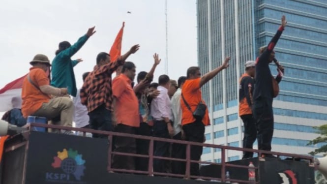 Pimpinan Baleg dan Komisi III DPR RI dilempari saat menemui massa aksi di depan Gedung DPR RI, Kamis 22 Agustus 2024.