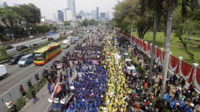 Aksi massa Demo Darurat Indonesia di DPR RI.