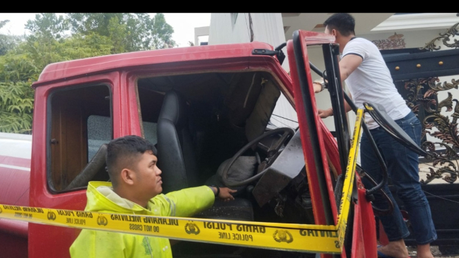 Truk tangki muatan air alami rem blong di Sibolga.