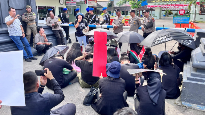 Akai unjuk rasa KKJ di depan Mako Pomdam I Bukit Barisan, Kota Medan.