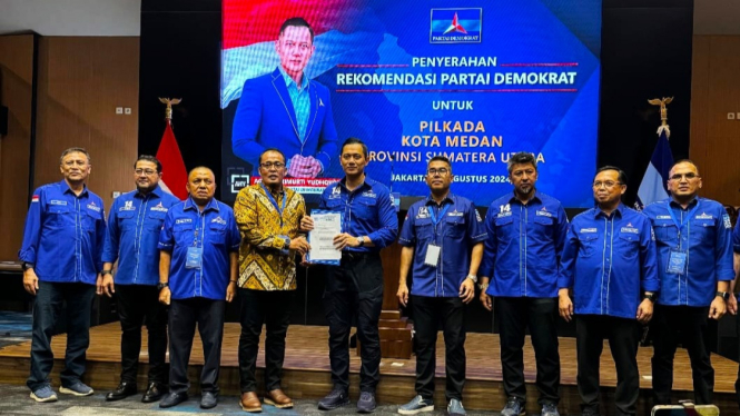 Bacalon Wali Kota Medan, Aulia Rachman (batik) menerima surat B1KWK dari Ketua Umum Partai Demokrat, AHY.