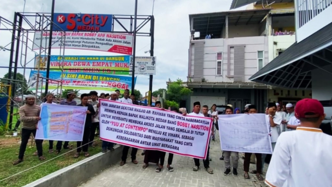 Aksi warga desak pembongkaran taman yang menutupi jalan.