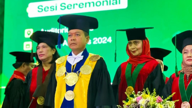 Rektor USU, Prof Muryanto Amin saat memimpin prosesi wisuda.