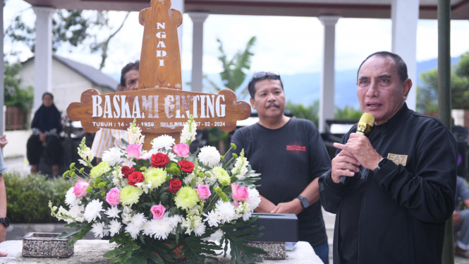 Edy Rahmayadi berziarah ke makam Baskami Ginting, di Kabupaten Karo.