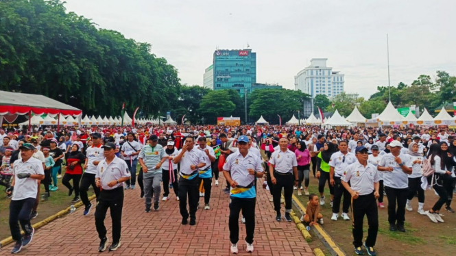 Jalan santai Road to PON XXI Sumut-Aceh 2024 Wilayah Sumut di Lapangan Benteng, Kota Medan.