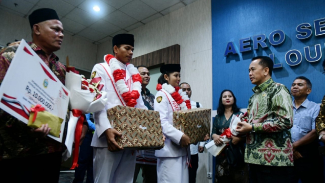 Pj Gubernur Sumut, Agus Fatoni sambut kepulangan 2 anggota Paskibraka asal Sumut di Bandara Kualanamu.