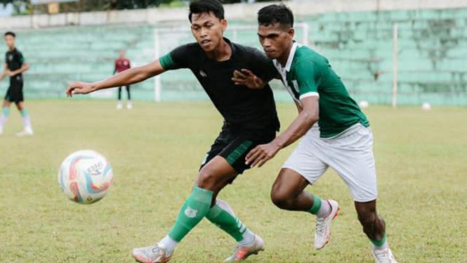 Pemain PSMS Medan berebut bola.