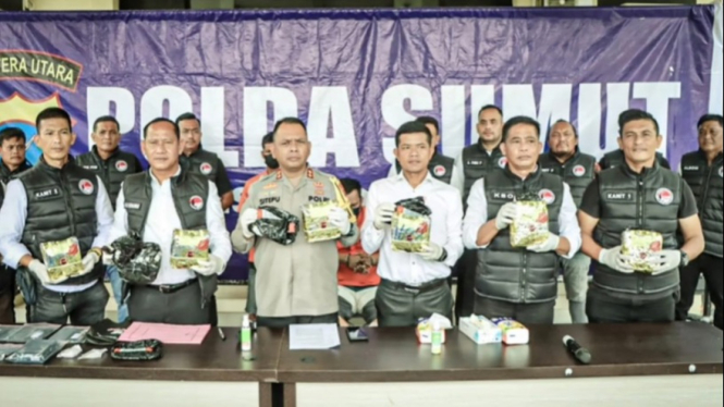 Konferensi pers pengungkapan 7 kg sabu-sabu.