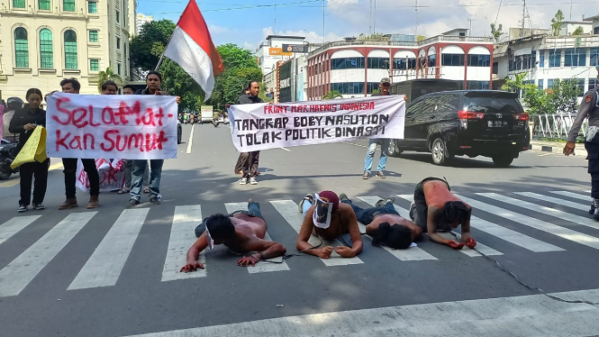 Aksi teatrikal massa Front Marhaenis Indonesia demo Bobby Nasution.