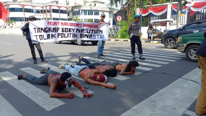 Aksi unjuk rasa Front Marhaenis Indonesia di depan Kantor Wali Kota Medan.