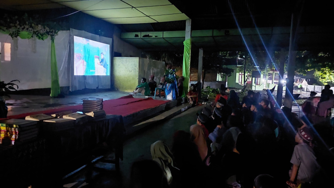 Warga Bukit Lawang nobar film pendek produksi mahasiswa KKN UINSU.