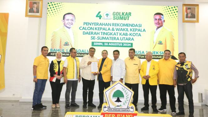 Bacalon Bupati Deliserdang, Asri Ludin Tambunan saat menerima B1KWK dari DPD Golkar Sumut.